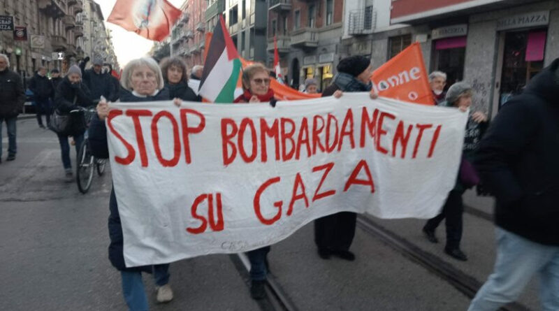Striscione in manifestazione: pace per Gaza, fine alla violenza